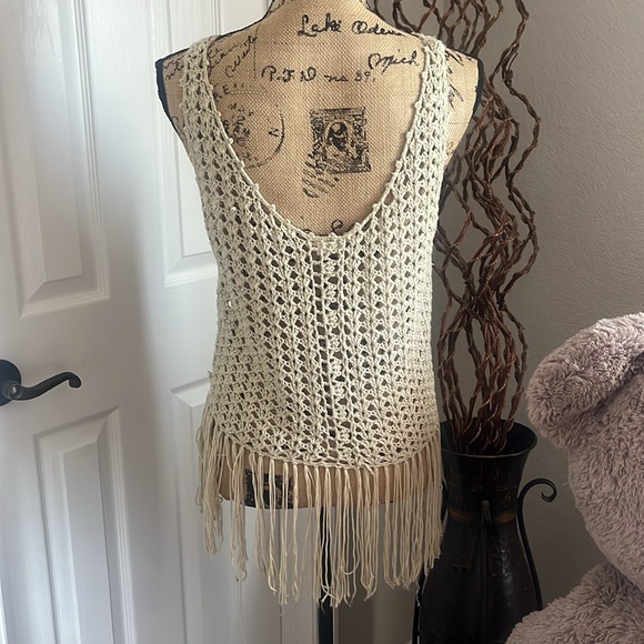 Miss Kelly
Sunburst top knitted 
Cream color 
Size M
Gently used
#324A - Picture 4 of 8